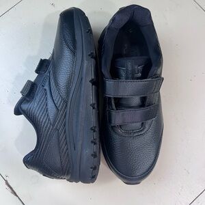 Brooks addiction Women's Black Sneakers with Velcro strap size 8.5 B